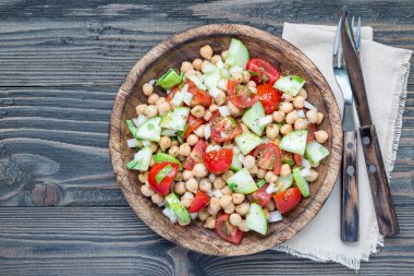 Kiraz domatesli nohut salatası, salatalık, fesleğen ve soğanlı narenciye soslu, yatay, üstten manzara, kopyalama alanı