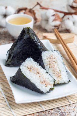 Kore üçgeni kimbap Samgak, Japon pirinç topu onigiri 'ye benzeyen nori, pilav ve ton balığından yapılmıştır. Dikey