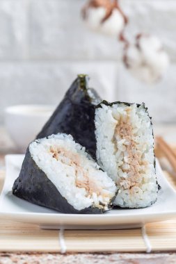 Kore üçgeni kimbap Samgak, Japon pirinç topu onigiri 'ye benzeyen nori, pilav ve ton balığından yapılmıştır. Dikey, boşluğu kopyala