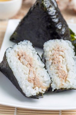 Kore üçgeni kimbap Samgak, Japon pirinç topu onigiri 'ye benzeyen nori, pilav ve ton balığından yapılmıştır. Dikey