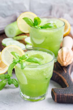 Salatalıklı, fesleğenli, limonlu, ballı ve dikey köpüklü ev yapımı limonata.