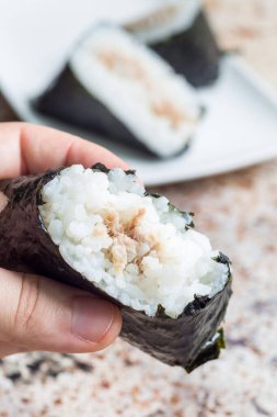 Japon pirinç topu onigiri 'ye benzeyen Norveç, pirinç ve ton balığından yapılmış Kore üçgeni kimbap Samgak yemek. Dikey