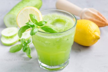 Salatalık, fesleğen, limon, bal ve köpüklü ev yapımı limonata.