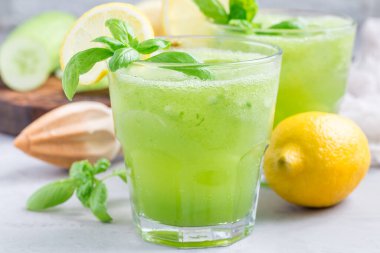 Salatalık, fesleğen, limon, bal ve köpüklü ev yapımı limonata.