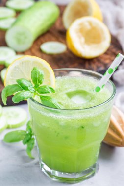 Salatalıklı, fesleğenli, limonlu, ballı ve dikey köpüklü ev yapımı limonata.