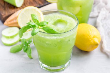 Salatalık, fesleğen, limon, bal ve köpüklü ev yapımı limonata.