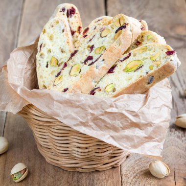 Üzümlü ve şam fıstıklı bisküvi, asma sepetinde, yakın plan, kare format