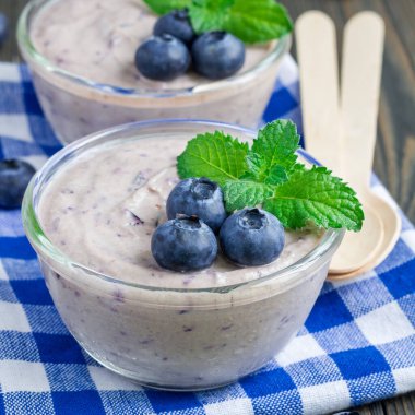 Krem peynir ve yaban mersinli krema, kare şeklinde.