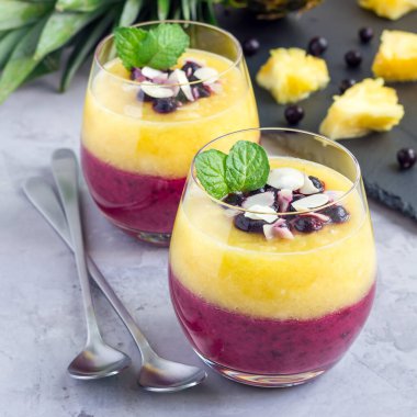 Siyah üzümlü iki katmanlı smoothie, hızlı yulaf, yoğurt ve ananas, muz, kare format