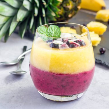 Siyah üzümlü iki katmanlı smoothie, hızlı yulaf, yoğurt ve ananas, muz, kare format
