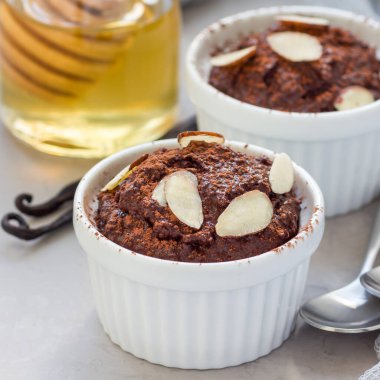 Avokado, kakao, vanilya, bal ve badem sütü, çikolatalı mus, kare şeklinde sağlıklı vejetaryen tatlısı.