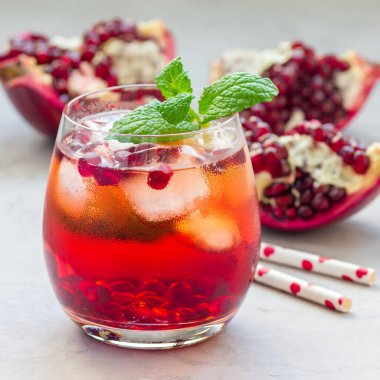 Nar, nane, limon suyu ve buzlu ev yapımı mojito kokteyli. Kare şeklinde.