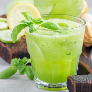 Salatalıklı, fesleğenli, limonlu, ballı ve köpüksüz ev yapımı limonata.