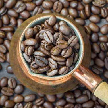 Bakır bir kafeste mis kokulu kahve çekirdekleri, üst manzara, yakın çekim, kare format