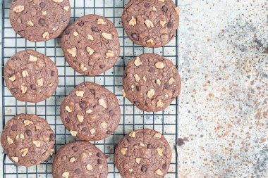 Soğutma rafında ceviz ve çikolata parçalı ev yapımı çikolatalı kurabiyeler, yatay, üst görünüm, kopyalama alanı