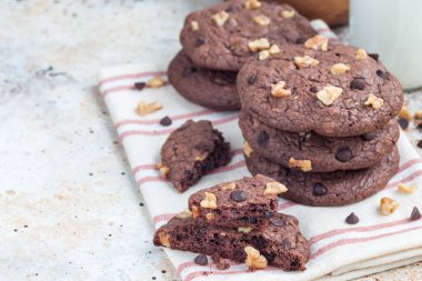 Masada ceviz ve çikolata parçalı ev yapımı çikolatalı kurabiyeler, yatay, kopyalama alanı