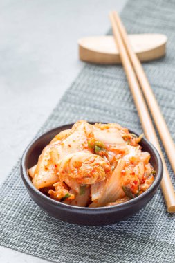 Kimçi lahanası. Kore aperatifi seramik bir kasede, dikey, kopyalama alanı