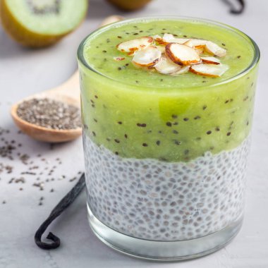 Kivili vanilyalı puding, katmanlı tatlı, beton arka plan, kare format, yakın çekim