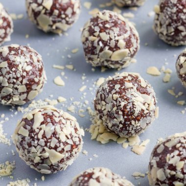 Yuvarlak yulaf, fındık, hurma ve chia çekirdekli ev yapımı çikolatalı enerji topları. Kare formatında.