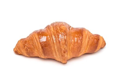 Beyaz arka planda izole edilmiş taze kruvasan.