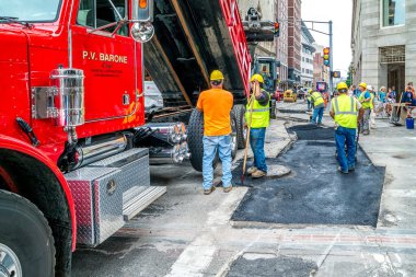 İşçiler Boston 'daki yolu onarıyor, Tremont ve Beacon caddelerinin kesiştiği, Massachusetts, ABD, 30 Temmuz 2017