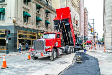 İşçiler Boston 'daki yolu onarıyor, Tremont ve Beacon caddelerinin kesiştiği, Massachusetts, ABD, 30 Temmuz 2017