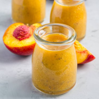 Nektarinli meyve suyu, portakal suyu, cam kavanozda chia tohumu ve bal, kare