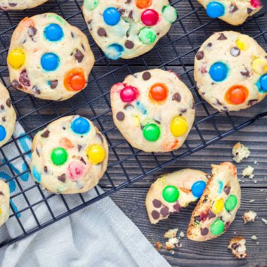 Soğutma rafında çok renkli şeker ve çikolata parçalı kurabiyeler, üst manzara, kare format