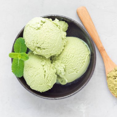 Siyah kasede kibrit yeşil çay topları, üst manzara, kare format