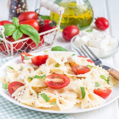 Makarnalı makarna, peynirli makarna, domates, hardal ve fesleğen, kare şeklinde.