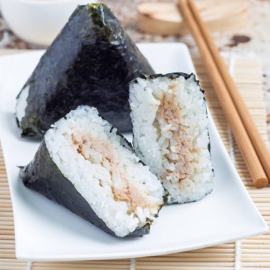 Kore üçgeni kimbap Samgak. Japon pirinç topu onigiri 'ye benzeyen nori, pilav ve ton balığından yapılmış. Kare şeklinde.