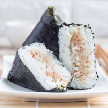Kore üçgeni kimbap Samgak, Japon pirinç topu onigiri 'ye benzeyen nori, pilav ve ton balığından yapılmıştır.