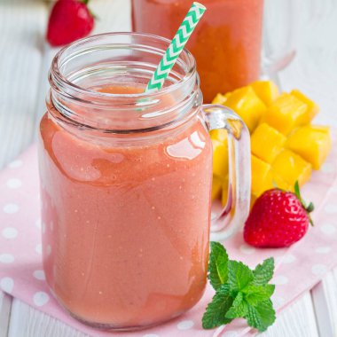 Cam kavanozlarda çilekli, mangolu ve muzlu sağlıklı smoothie, kare biçiminde.