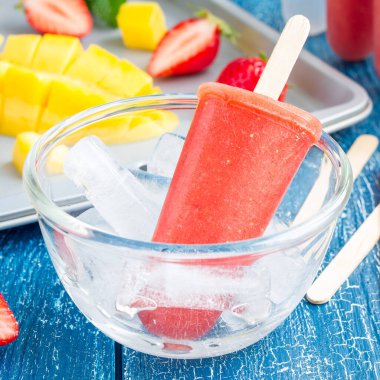 Ahşap bir masada ev yapımı çilekli dondurma, kare şeklinde.