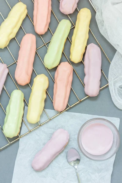 Éclairs Faits Maison Avec Glaçage Couleur Pastel Sur Support Refroidissement — Photo