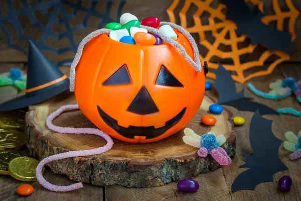 Halloween Jack Lantern Vědro Přetékající Cukrovinkami Strašidelné Dekorace Pozadí Horizontální — Stock fotografie