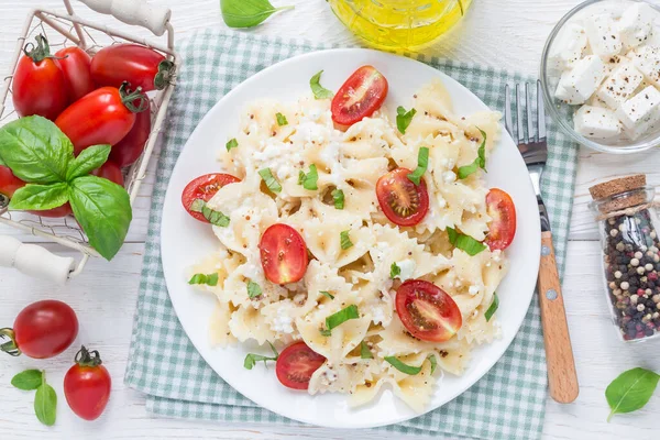 Nudelsalat Mit Krawattennudeln Feta Käse Kirschtomaten Senf Und Basilikum Von — Stockfoto