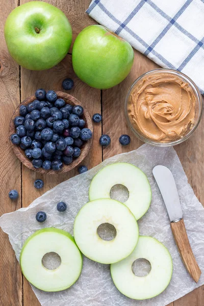 Sándwich Saludable Rondas Manzana Verde Con Mantequilla Maní Arándanos Mesa — Foto de Stock