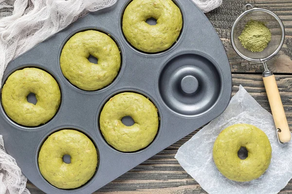 Nybakade Matcha Banan Munkar Bakning Skålen Horisontell Ovanifrån — Stockfoto