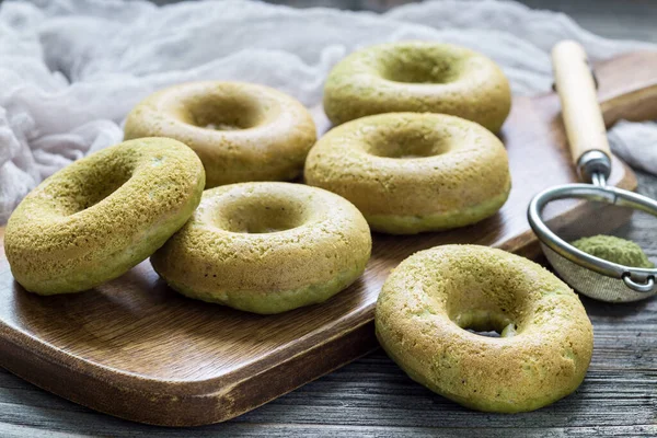 Rosquillas Plátano Matcha Recién Horneadas Sobre Tabla Madera Horizontales —  Fotos de Stock