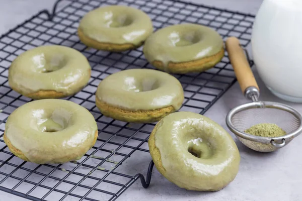 Nybakade Matcha Bananmunkar Med Matcha Glasyr Kylställ Horisontellt — Stockfoto