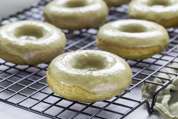 Nybakade Matcha Bananmunkar Med Matcha Glasyr Kylställ Horisontellt — Stockfoto