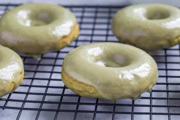 Rosquillas Plátano Matcha Recién Horneadas Con Esmalte Matcha Estante Enfriamiento —  Fotos de Stock