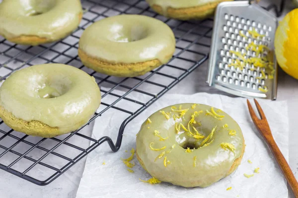 Nybakade Matcha Bananmunkar Med Matcha Citrus Glasyr Kylställ Och Bord — Stockfoto