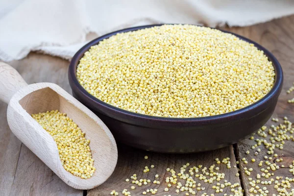 セラミックボウルに有機雑穀 健康的な食事のための概念 — ストック写真