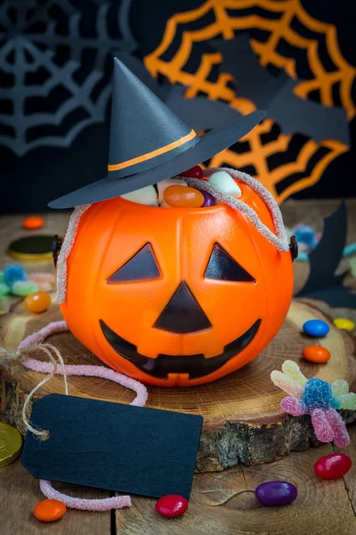 Halloween Jack Lantern Kbelík Přetékající Cukrovinkami Vertikální Kopírovací Prostor — Stock fotografie