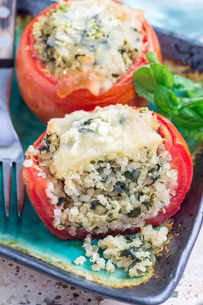 Bagte Tomater Fyldt Med Quinoa Spinat Toppet Med Smeltet Ost - Stock-foto