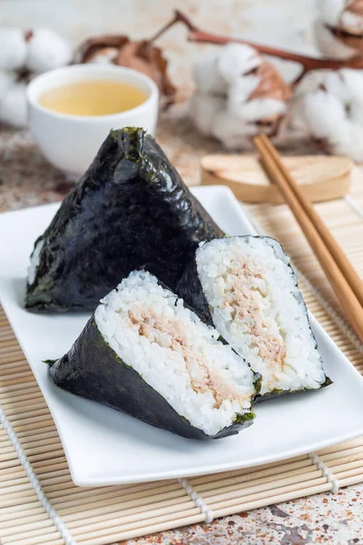 Triângulo Coreano Kimbap Samgak Feito Com Nori Arroz Atum Semelhante — Fotografia de Stock