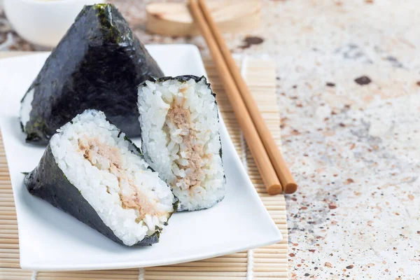 Kore üçgeni kimbap Samgak, Japon pirinç topu onigiri 'ye benzeyen nori, pilav ve ton balığından yapılmıştır. Yatay, boşluğu kopyala