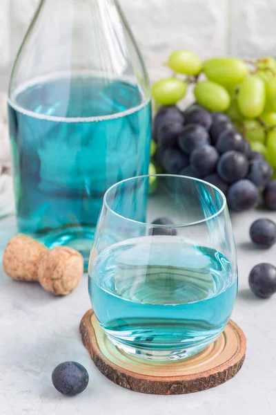 Vino Moscato Azul Moda Una Copa Botella Uva Verde Roja — Foto de Stock